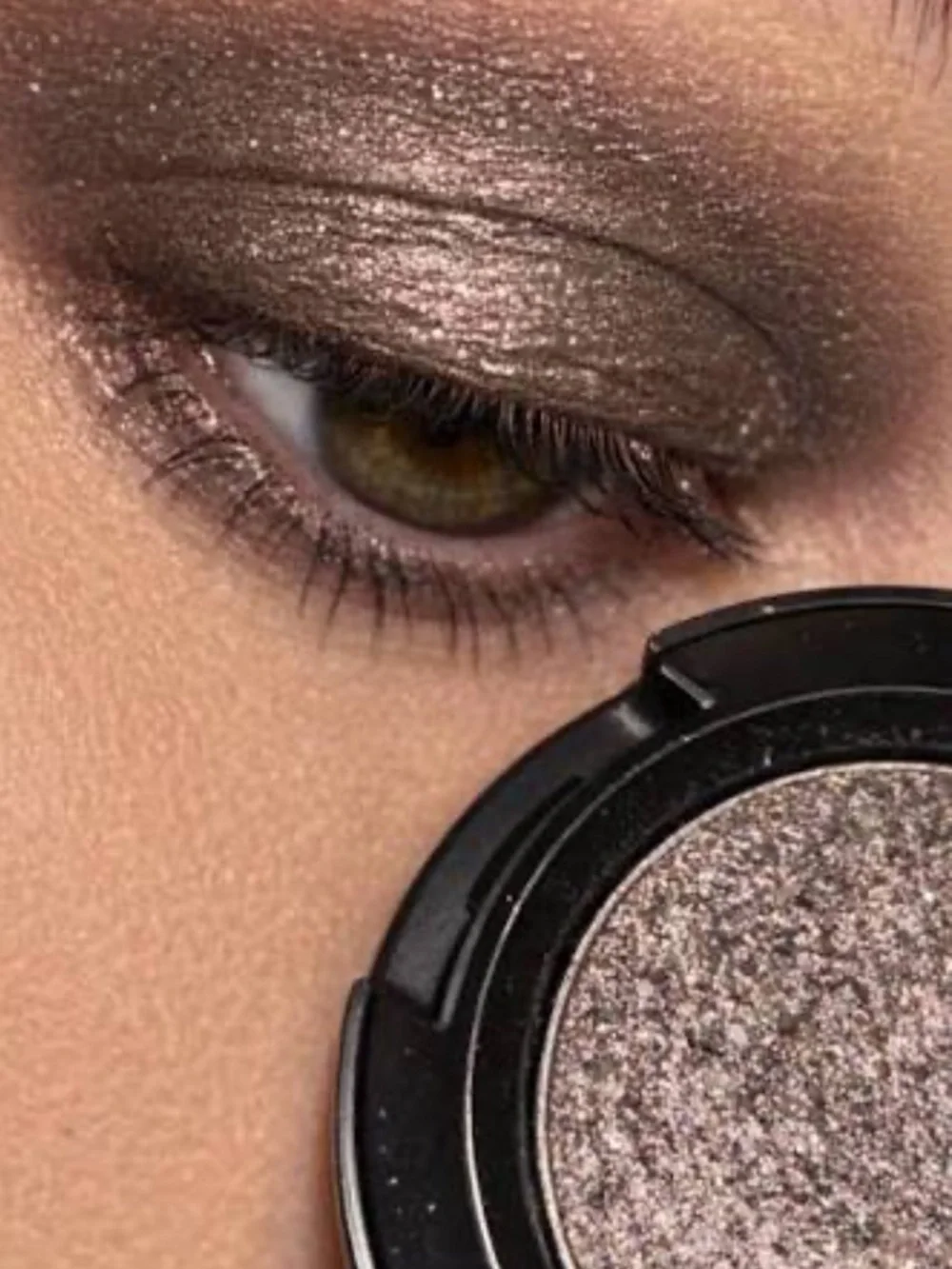 ⚡️♥️MAC Cosmetics Bust Metallic Eyeshadow